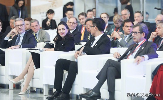 劉燁大手筆！影院包場為老婆慶生，混血嬌妻穿大衣顏值高階似明星