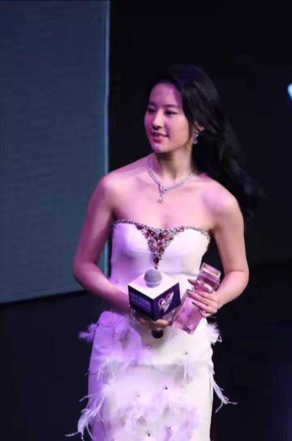 劉亦菲果然是“高階臉”,廉價感的裙子也能hold住,脫離了影樓風 劉亦菲果然是“高階臉”,廉價感的裙子也能hold住,脫離了影樓風