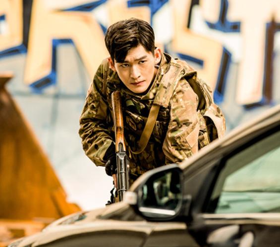 相貌平平卻出演絕世美男的8位男星，耍帥裝酷，誰讓你看得更尷尬