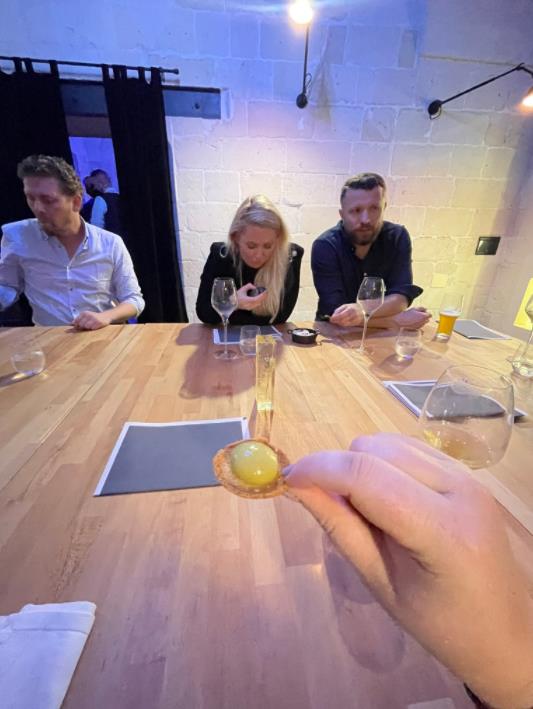 外國博主吐槽最糟米其林，27道奇葩菜，還要從主廚“嘴”裡舔著吃