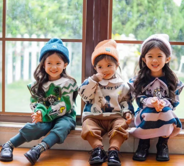 25歲網紅拼四胎惹爭議,3個女兒從小當童模養家,網友喊話求封禁 25歲網紅拼四胎惹爭議,3個女兒從小當童模養家,網友喊話求封禁