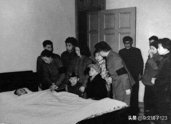 1961年陳賡病逝,臨終前拉著兒子的手:我死後,你會不會哭我啊? 1961年陳賡病逝,臨終前拉著兒子的手:我死後,你會不會哭我啊?
