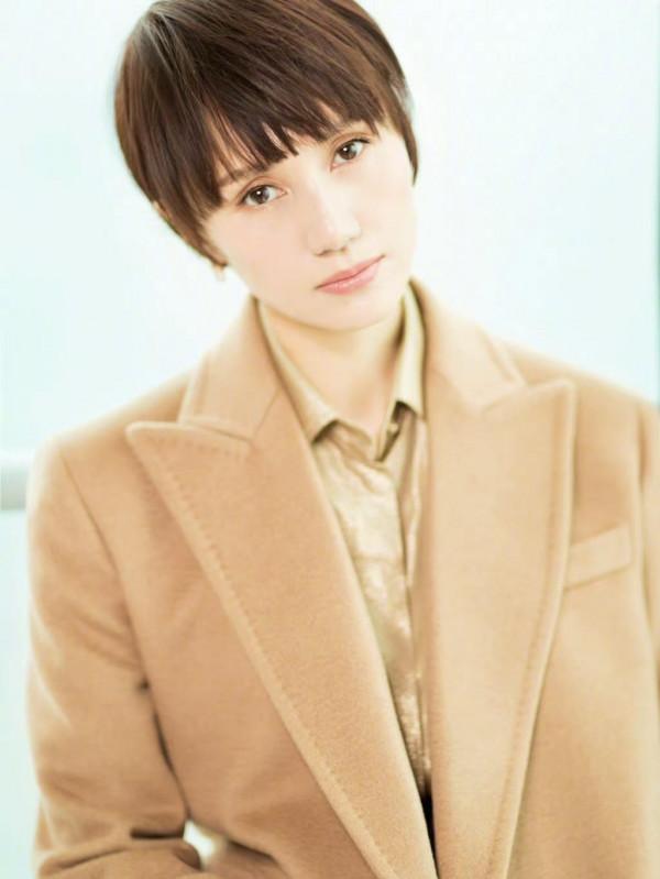 袁泉又穿出了70後女人想要的高階感，駝色大衣配半身裙，優雅自信