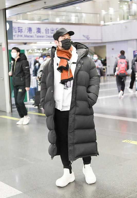 這次是真傷心了，黃曉明離婚後首走機場好深沉，眼睛快腫成單眼皮