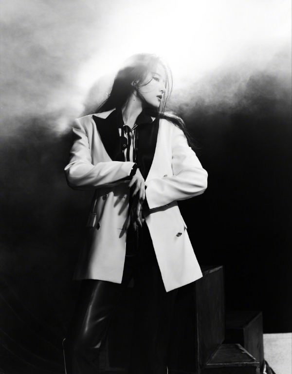 女神劉亦菲時尚大片曝光，西裝配皮褲颯氣十足，仙女耍酷不一般