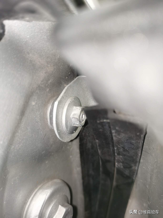 7年車齡的賓士CLA貶值20多萬,白色車身在檢測師眼中逐漸“變黑” 7年車齡的賓士CLA貶值20多萬,白色車身在檢測師眼中逐漸“變黑”