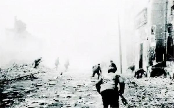 日軍來偷襲,哨兵卻沒有發現,此時一匹拉炮的軍馬幫了大忙 日軍來偷襲,哨兵卻沒有發現,此時一匹拉炮的軍馬幫了大忙