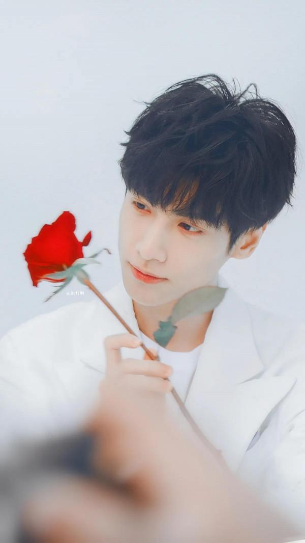 羅雲熙明星桌布：你的眼神在溫柔些，月亮會融化，我也會