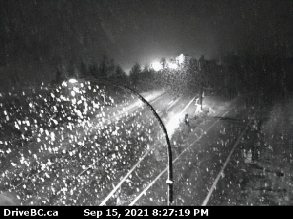 卑詩省暴風雨+大雪狂砸 氣溫降到零下 天車站漏水 連環車禍堵大橋