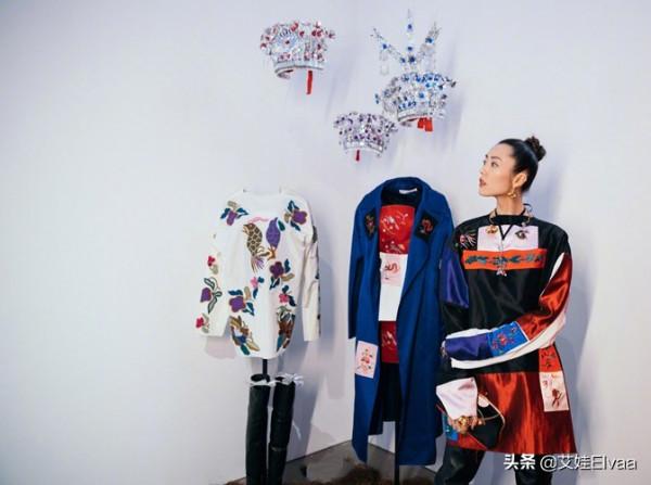 劉雯新發型大變樣！穿針織衫高扎丸子頭太酷，天然頭額骨極具特色