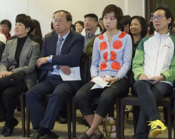 兩冠軍闊太世紀同框！郭晶晶穿一身粉少女感十足，張怡寧氣場更強