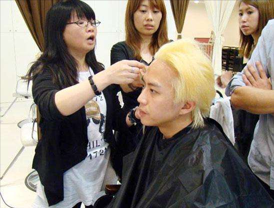 鄧超：把丈母孃當成親媽孝順，街頭混子改邪歸正，登上人生巔峰