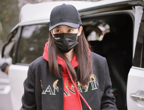 明星春晚私服暴露時尚圈地位，趙麗穎空有稱號，張小斐獲高奢認領