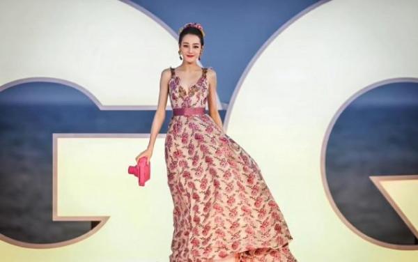 海邊紅毯直拍，關曉彤重工藝長裙配馬丁靴好突兀，時尚天賦太感人
