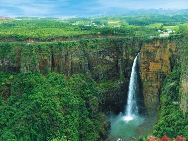 據說，那裡很美有一道一千萬年前形成的絕美傷痕那就是廣東大峽谷