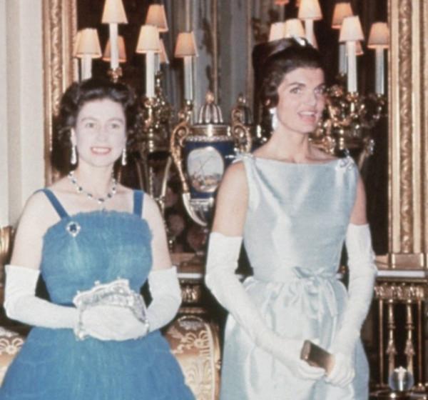 傑奎琳評價和她&OpenCurlyDoubleQuote;撞衫&rdquo;的英女王：一個如此平庸、乏味的中年婦女