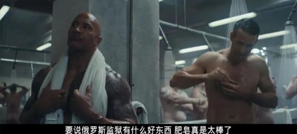 穿高衩裙光腳打架、徒手扒飛機，這部耗資超12億的大爽片，好過癮