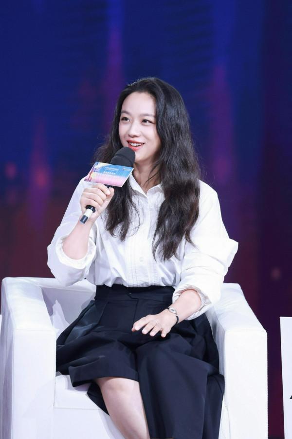 湯唯回國,敗給了戴絲巾的老藝術家 湯唯回國,敗給了戴絲巾的老藝術家