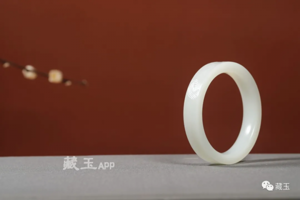 堆成山的200多萬現金與一條手鐲