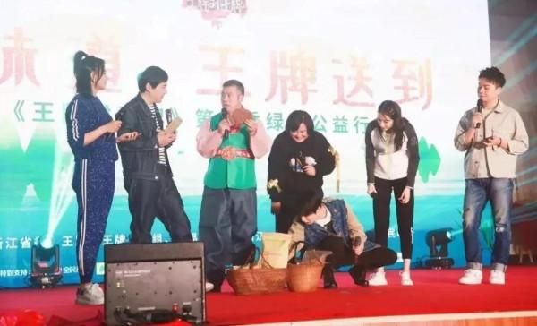 出身貧寒並且出名多年以後沒“忘本”的三位明星