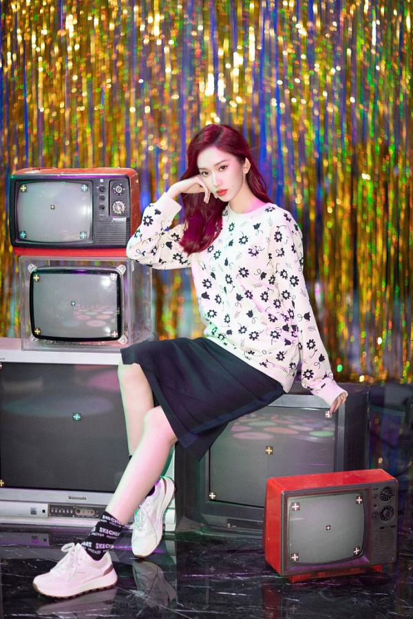 劉令姿印花衛衣玩轉經典配色 搭配不規則剪裁半裙率性十足