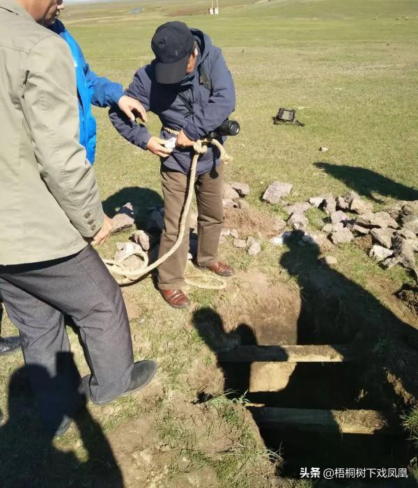 盜墓者通曉墓地風水，在內蒙古找到一座貴族大墓，盜挖花了2個月