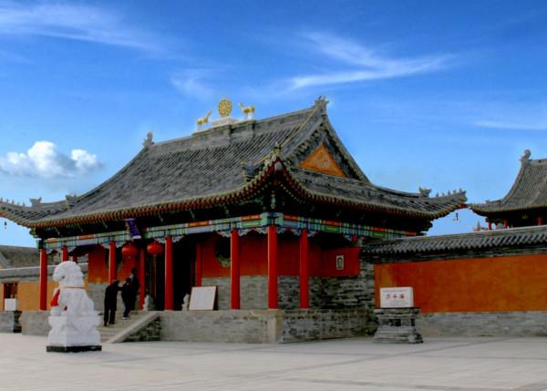 民間故事：老頭昏倒在廟前，夢見一條蛇說話：快去婆家救你女兒