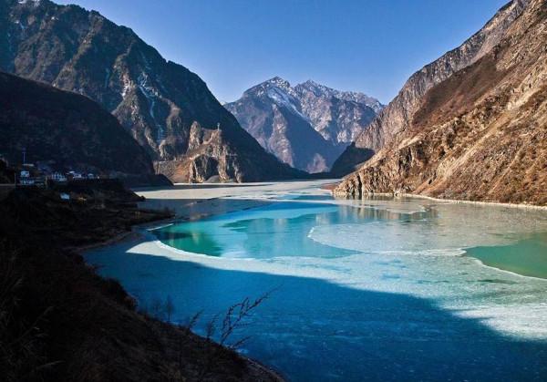 四川名景區下埋著一座千年古城，當地人不喝井水，導遊：可以祭拜