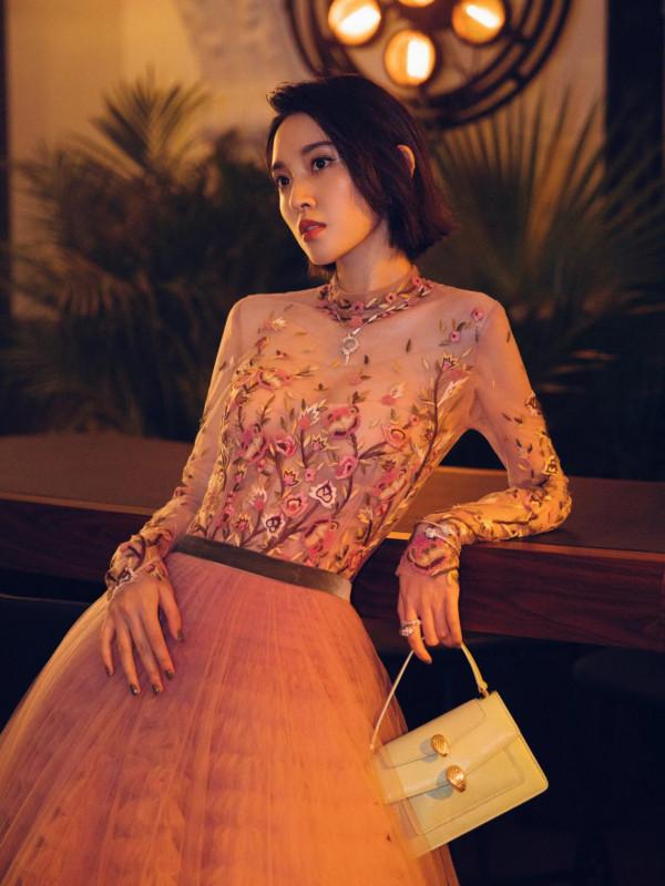 唐藝昕終於開始營業，一襲鏤空花瓣長裙甜美優雅，尖下巴成議論點