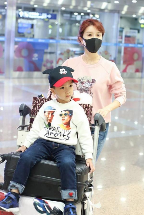 金巧巧帶兒子出門打扮得真嫩，粉色衛衣配牛仔褲，配馬尾好俏皮