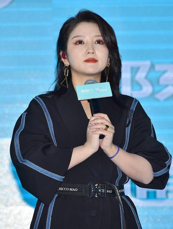 何潔穿黑色風衣出席品牌活動,大秀美腿美麗動人 何潔穿黑色風衣出席品牌活動,大秀美腿美麗動人