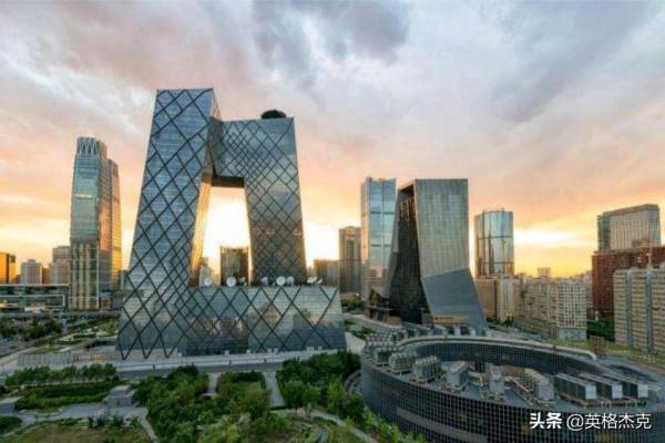 英國遊客拍下北京“央視大樓”建築，引發熱議：中國建設很強大