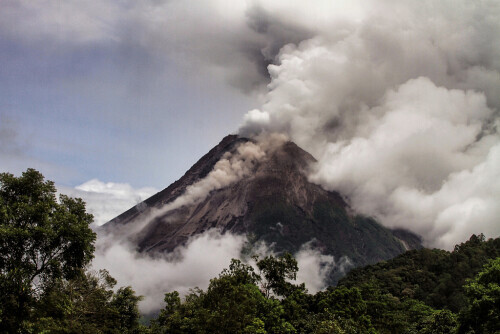 印尼墨拉皮火山噴出火山灰和煙霧