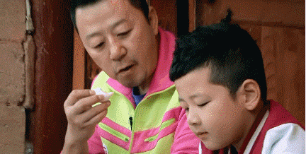 14歲“石頭哥”身高超1米8，青春期發育過猛，身穿西裝顯成熟