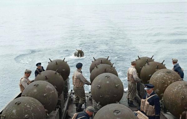 新四軍造迫擊炮彈，正為炸藥發愁，突然看到海上漂著美、日的水雷