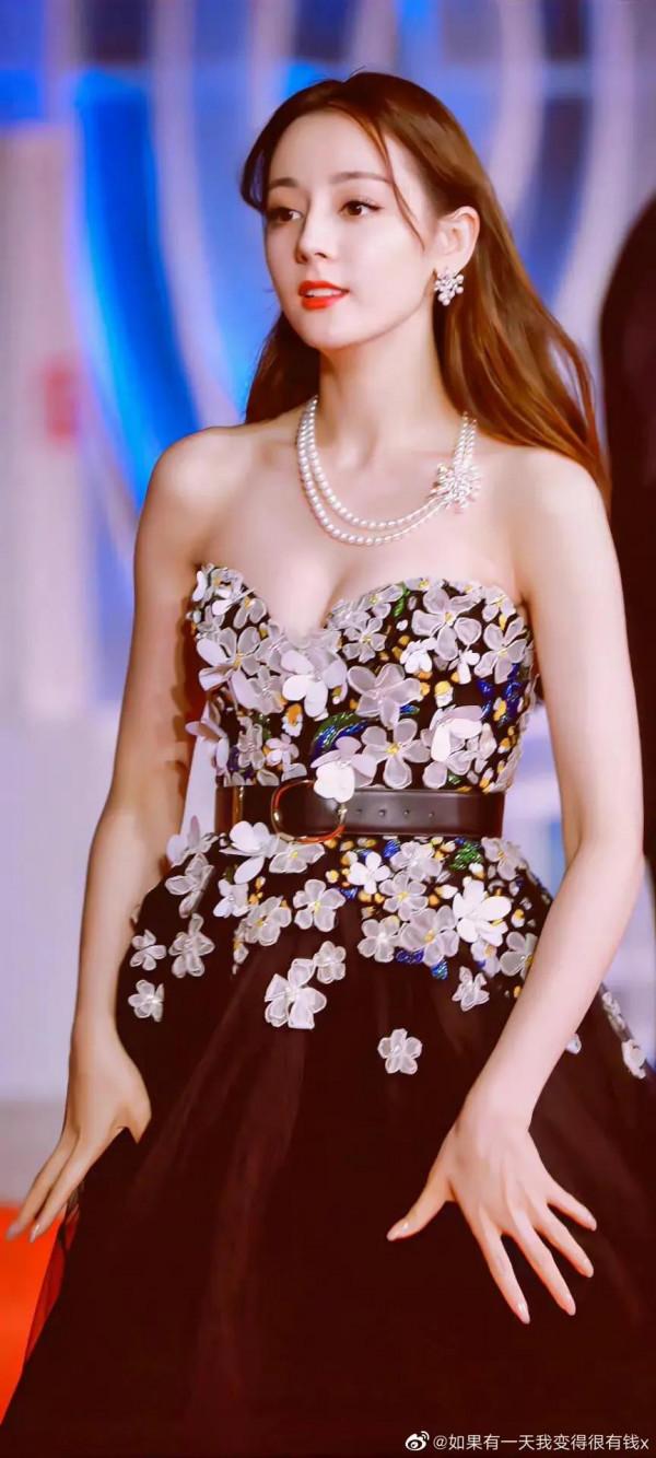 迪麗熱巴年度最佳女神照，滿螢幕都是荷爾蒙，戀愛的味道來了