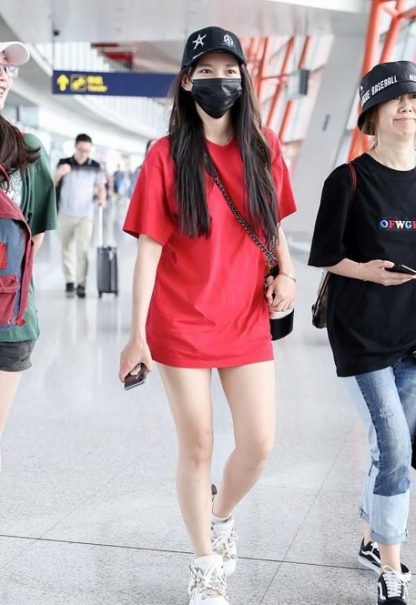 程瀟不愧是“人間芭比”，戴上貝雷帽太可愛了，這五官真是優越