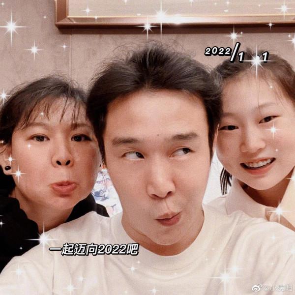 小瀋陽曬老婆女兒的溫馨合照跨年 一家三口賣萌搞怪長相似複製貼上