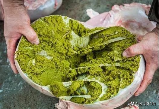 牛糞火鍋,待客上品菜餚,很臭,但好吃 牛糞火鍋,待客上品菜餚,很臭,但好吃