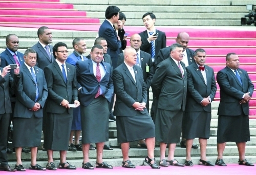 斐濟慶祝獨立50週年、穿拖鞋和裙子的儀仗隊士兵讓人眼前一亮