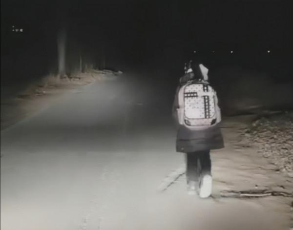 開著車燈,目送著一位小姑娘放學回家 開著車燈,目送著一位小姑娘放學回家