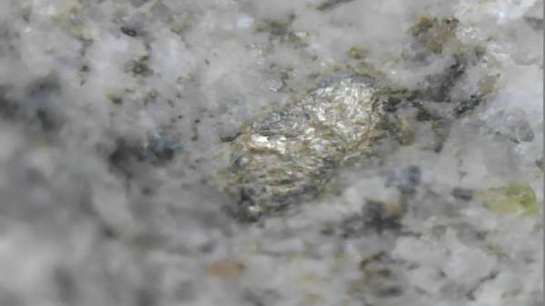 展示一塊月球玄武岩隕石