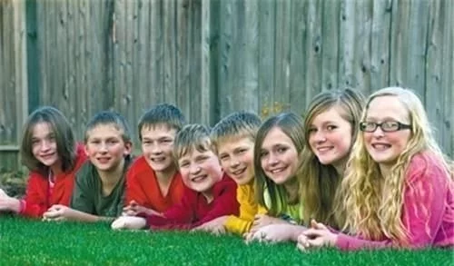 24年前，轟動世界的全球首例七胞胎，現已長大成人，離開獲贈別墅