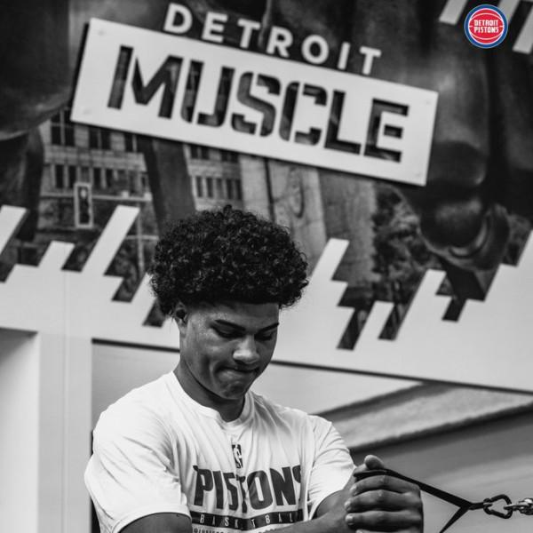 活塞官方曬基利安-海斯訓練照：新的一週，相同的磨練