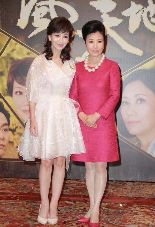 懂保養的女人挺厲害，趙雅芝同框大7歲的汪明荃，感覺不像同輩人