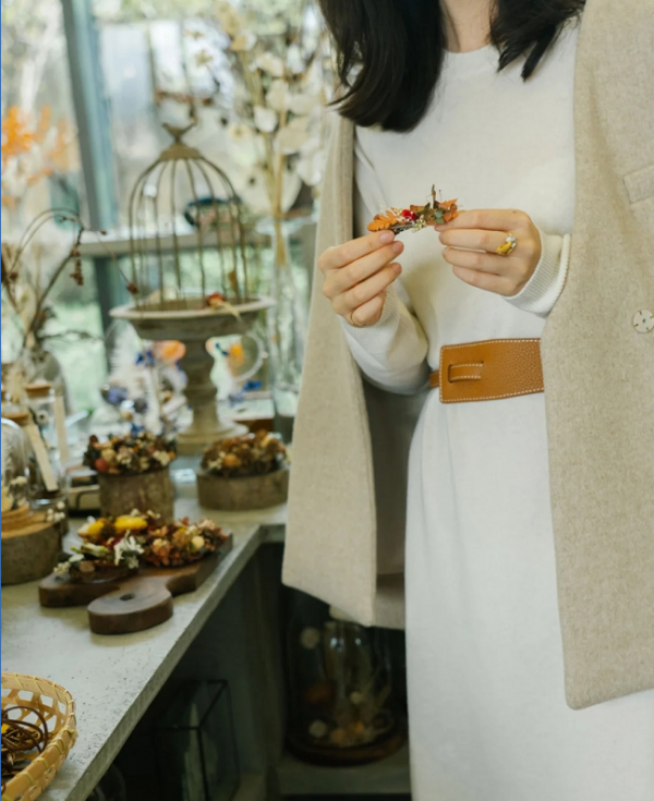 50歲以後穿的是品味，中年女人買衣服要“少而精”，這3件必備