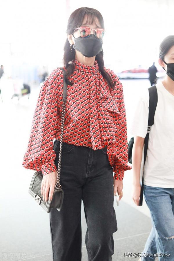 街拍:趙雅芝紅色印花飄帶襯衫+黑色牛仔褲+高跟鞋優雅氣質 街拍:趙雅芝紅色印花飄帶襯衫+黑色牛仔褲+高跟鞋優雅氣質