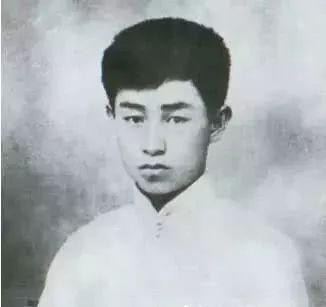 46年賀龍戰友關嚮應去世，賀龍為滿足其願望，給兒子取名“鵬飛”