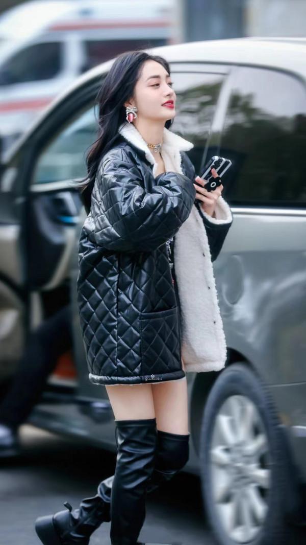 23歲周潔瓊好會穿，菱格外套搭過膝長靴，高階摩登很洋氣