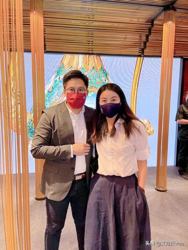 霍啟剛帶妻女看話劇，郭晶晶穿大衣躺老公懷裡，女兒眼睛似媽翻版